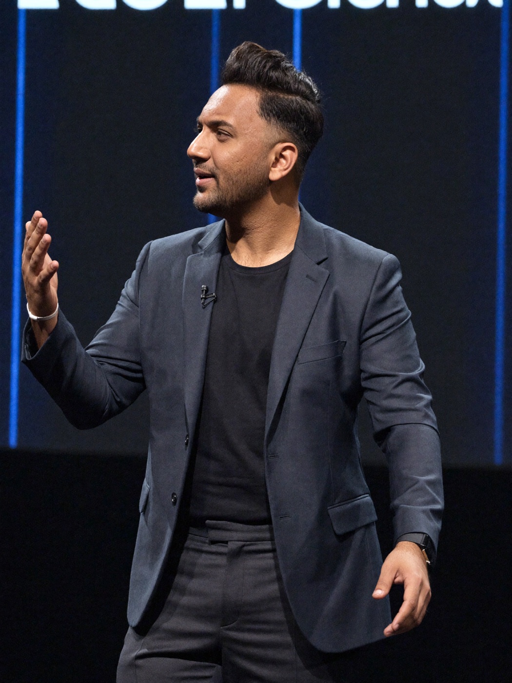 techguywhomoves speaking on stage